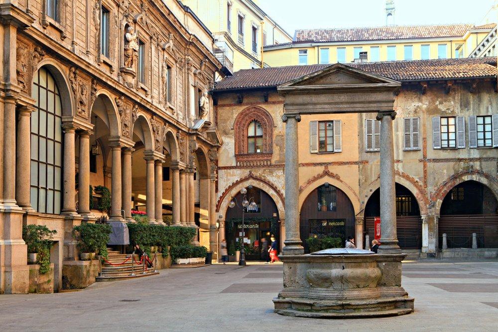 광장 중앙 우물과 주변 건물들 파노라마