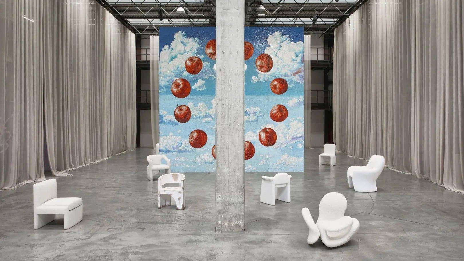 밀라노 디자인 위크 기간의 아파리 광장