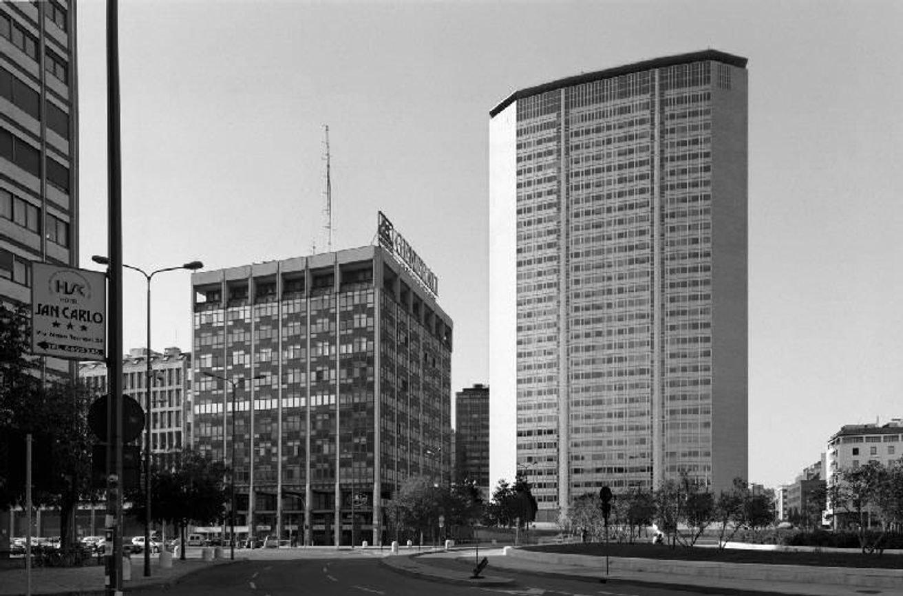 건물 측면 (Via Fabio Filzi 또는 Via Pirelli)