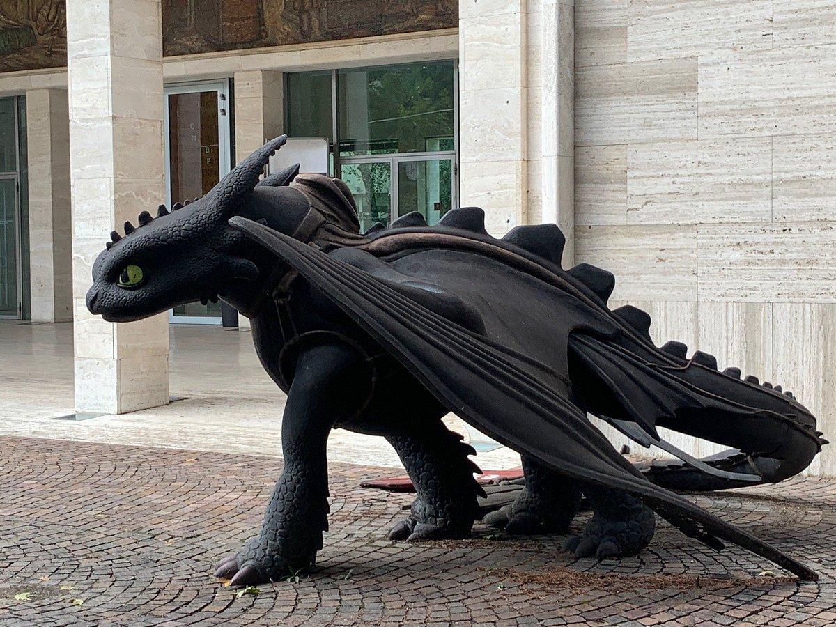 입구 '투슬리스(Sdentato)' 조형물