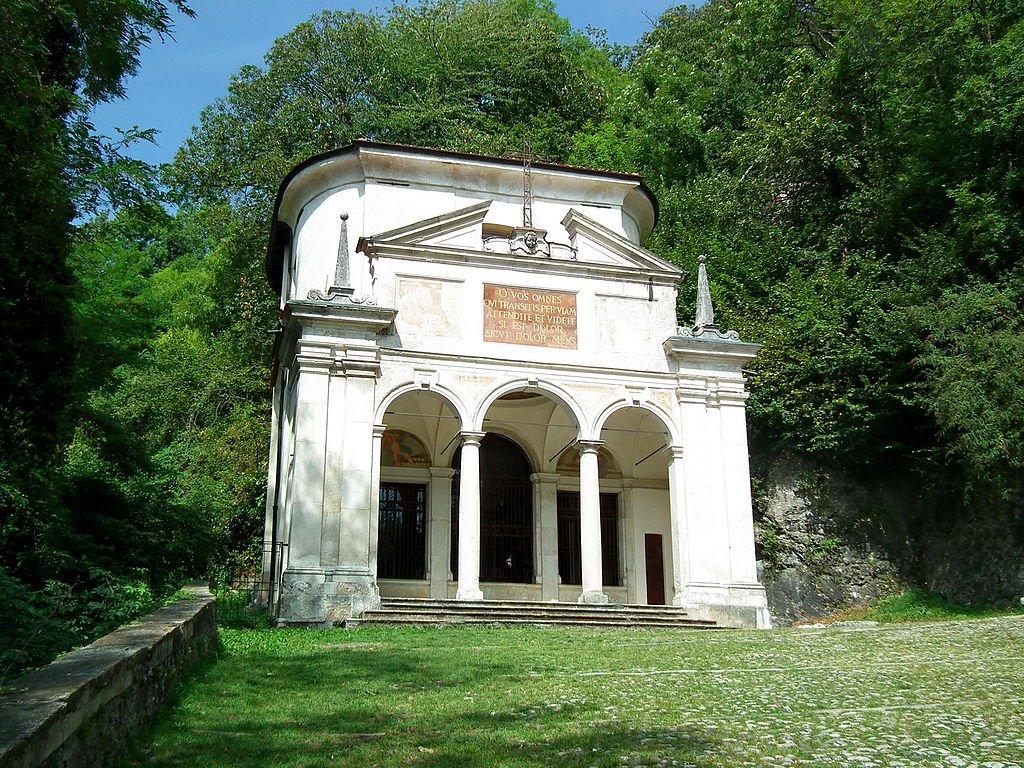 제10예배당과 성 암브로시우스 아치 너머 풍경