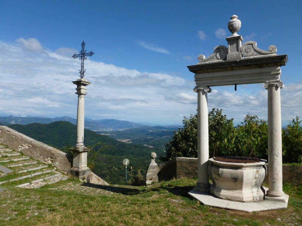 산 정상 전망대 (바레세 호수와 알프스 배경)