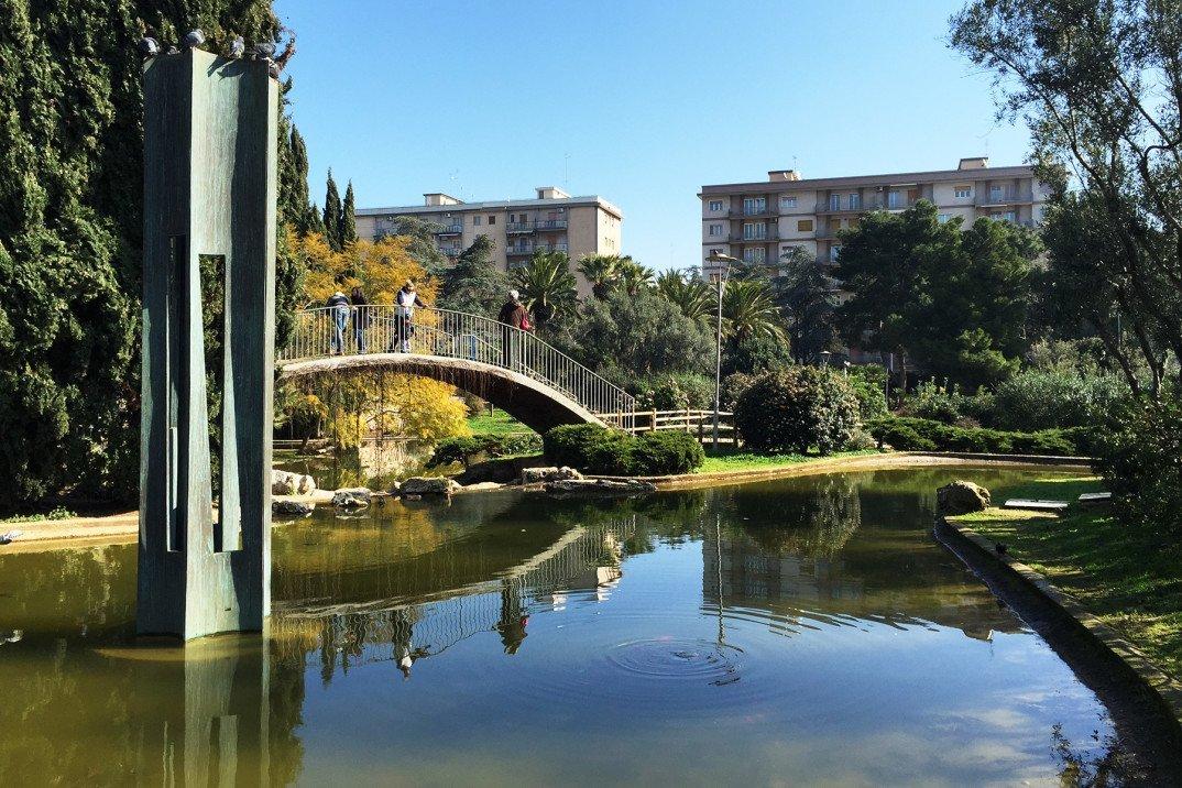 넓은 중앙 잔디밭