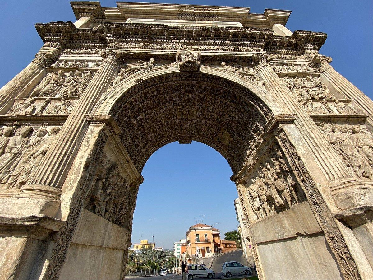 🏛️ 트라야누스 개선문 (아르코 디 트라이아노)