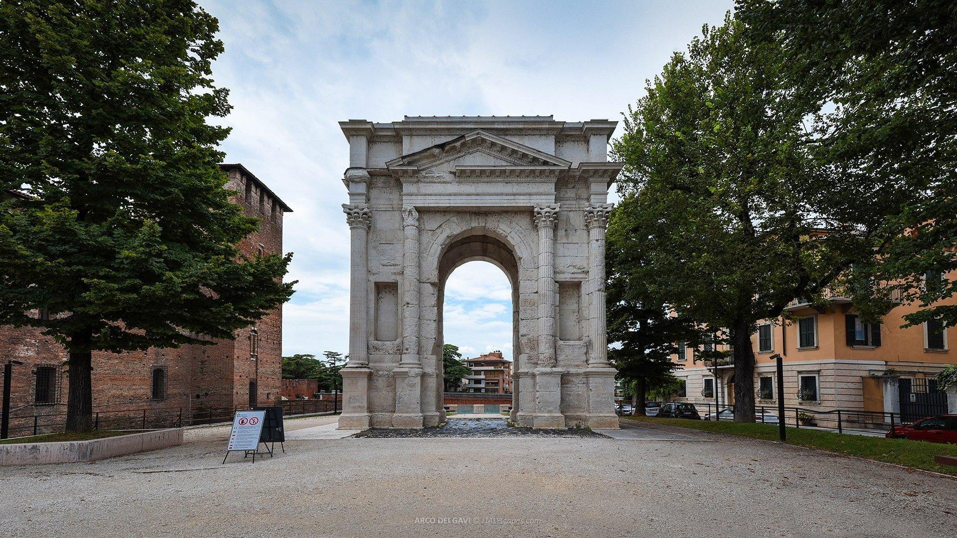 아치 아래에서 올려다본 천장 및 마차 바퀴 자국