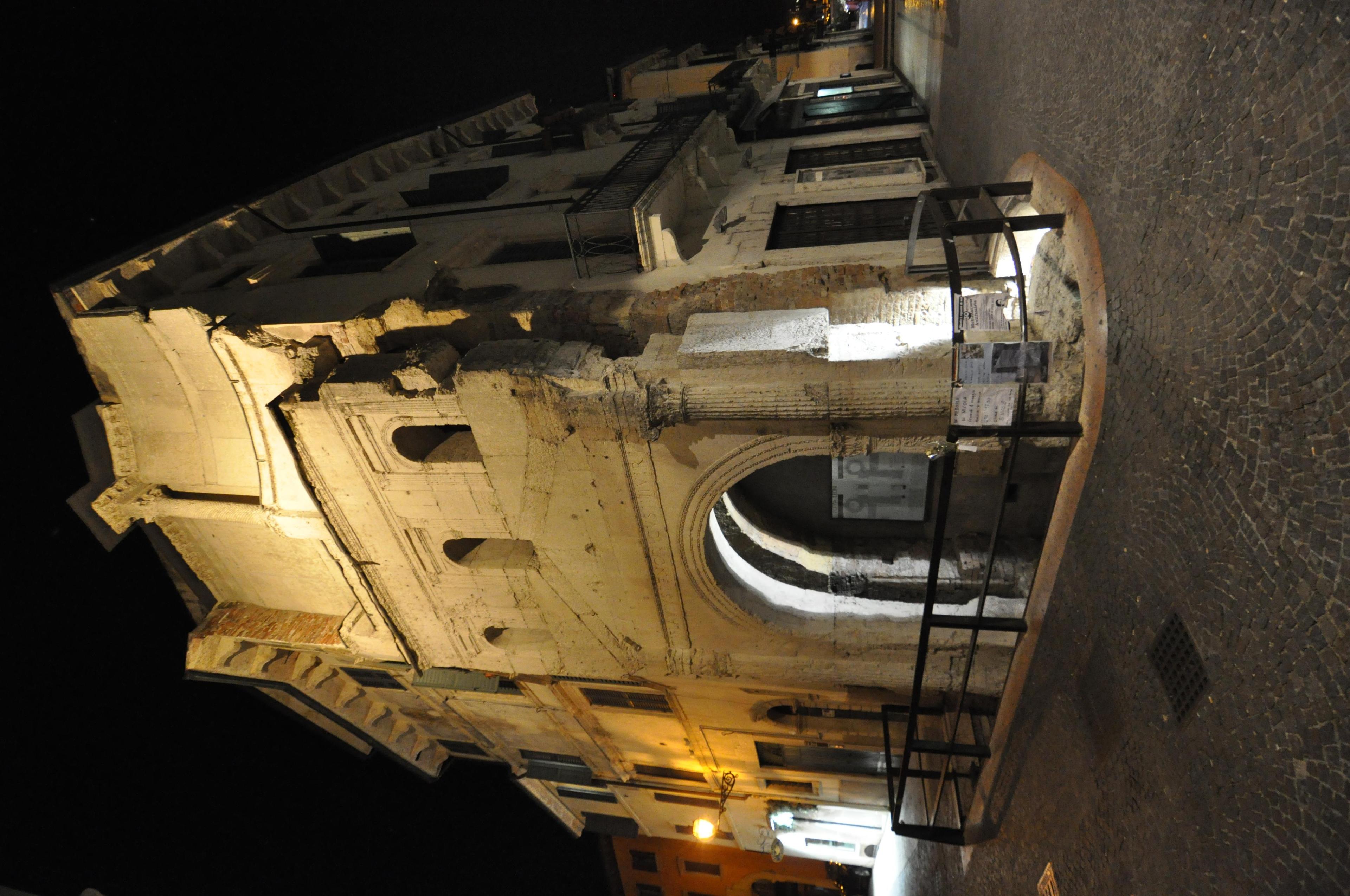 조명 켜진 성문 정면 (저녁)