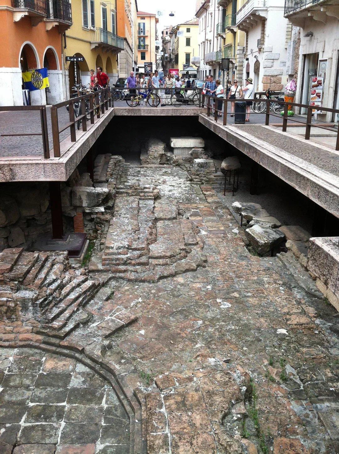 성문 옆 발굴 유적과 함께