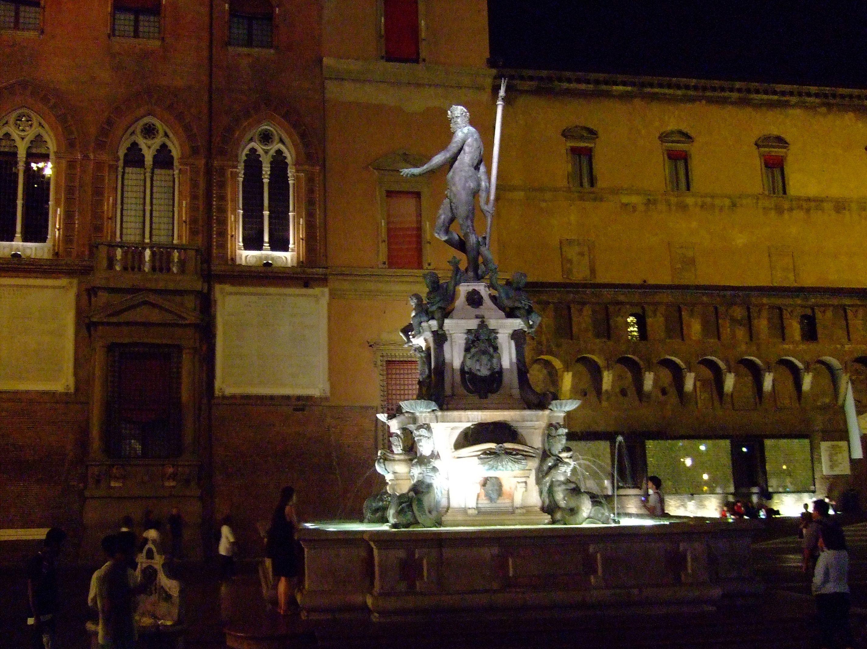 야간 조명 아래 분수