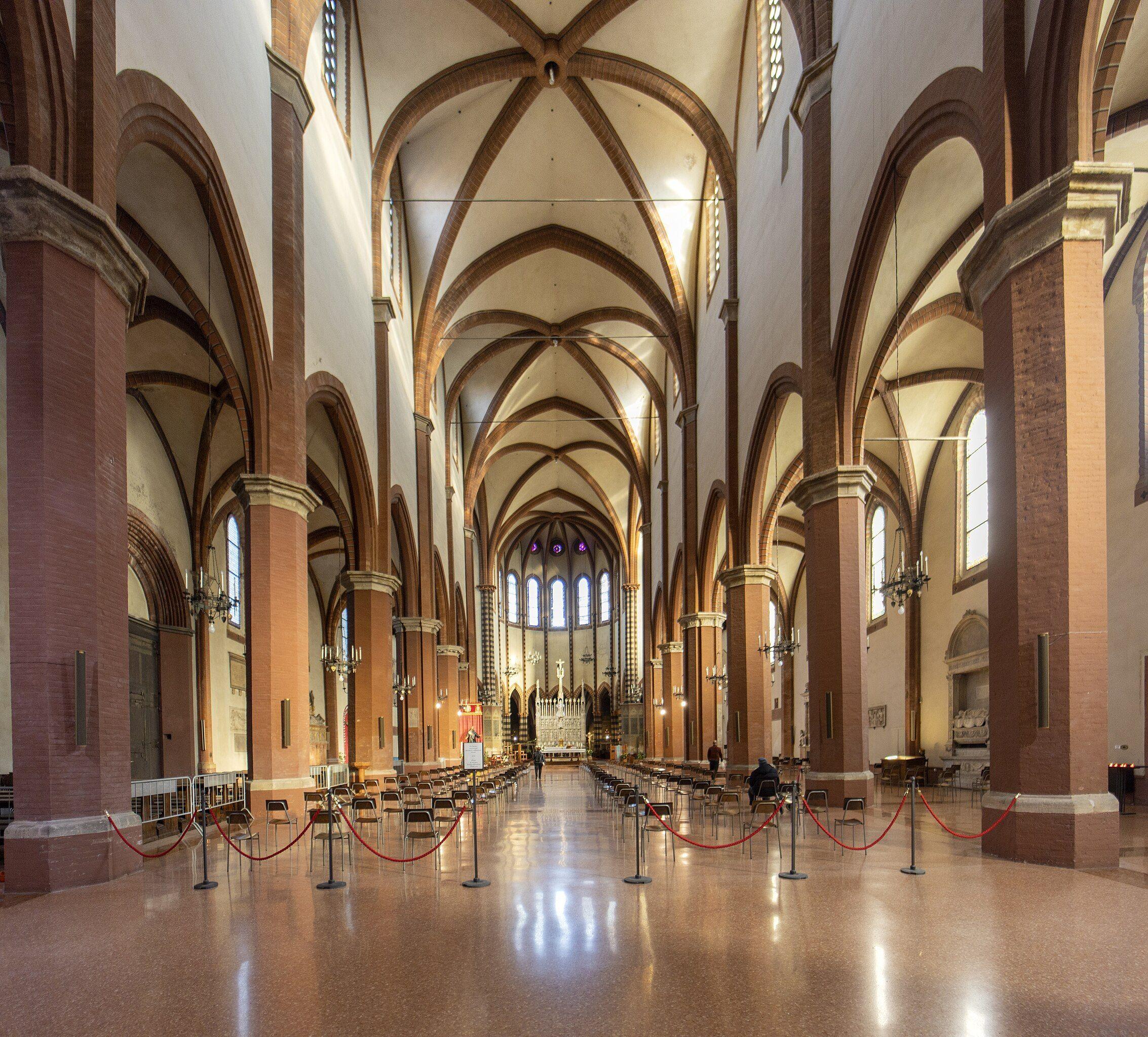 프랑스 고딕 양식의 내부 아치와 제단