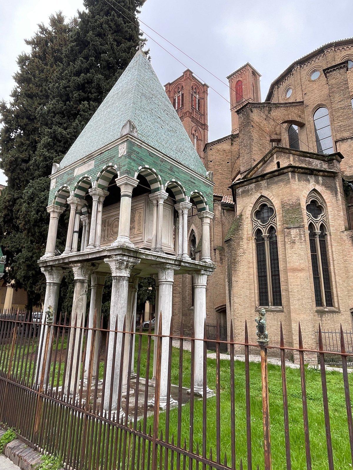 후면 광장의 글로사토르 묘지군