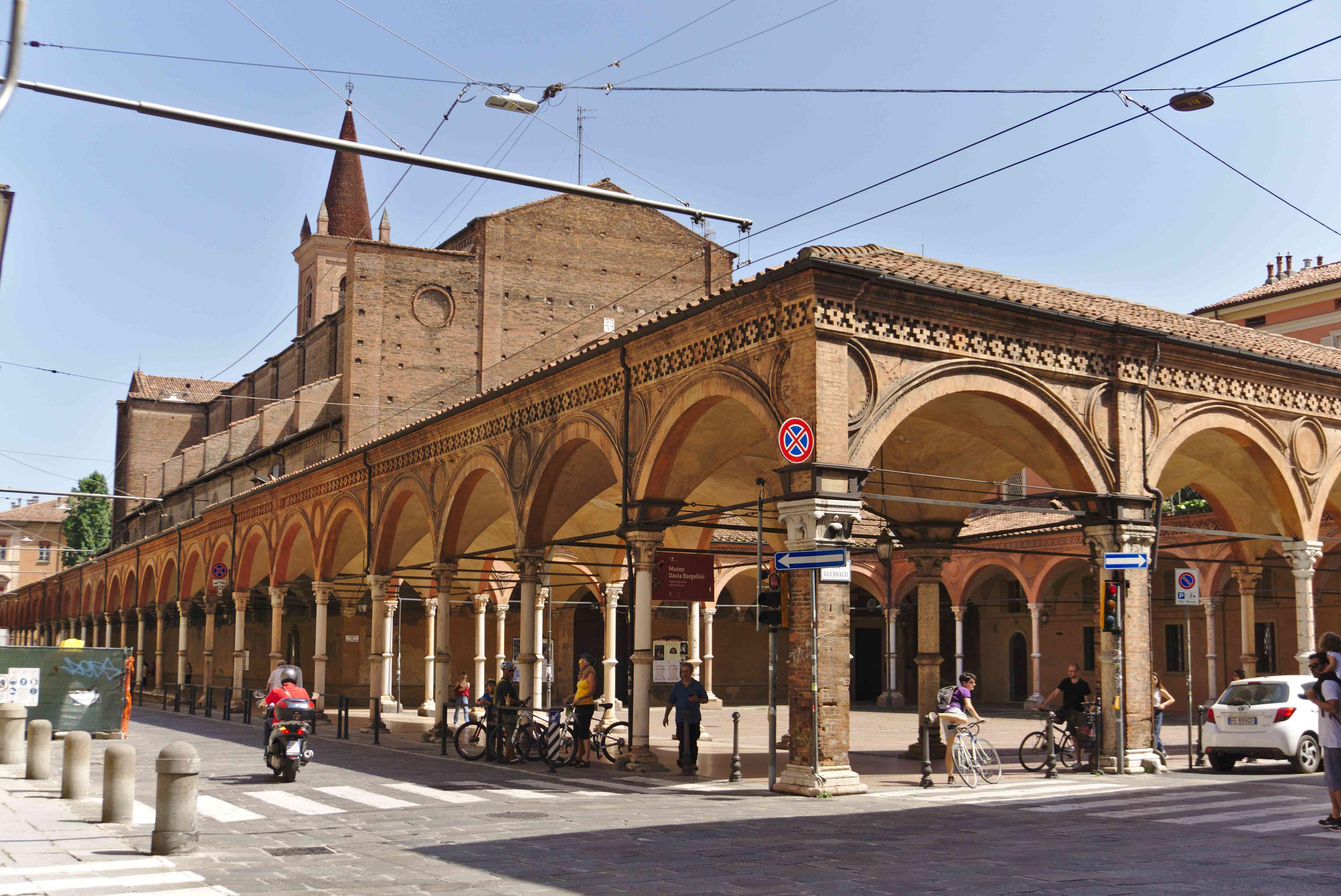 성당 앞 포르티코와 안뜰(아트리움)