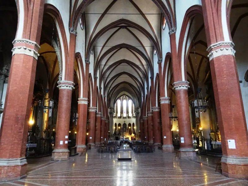 성당 내부 중앙 네이브와 제단