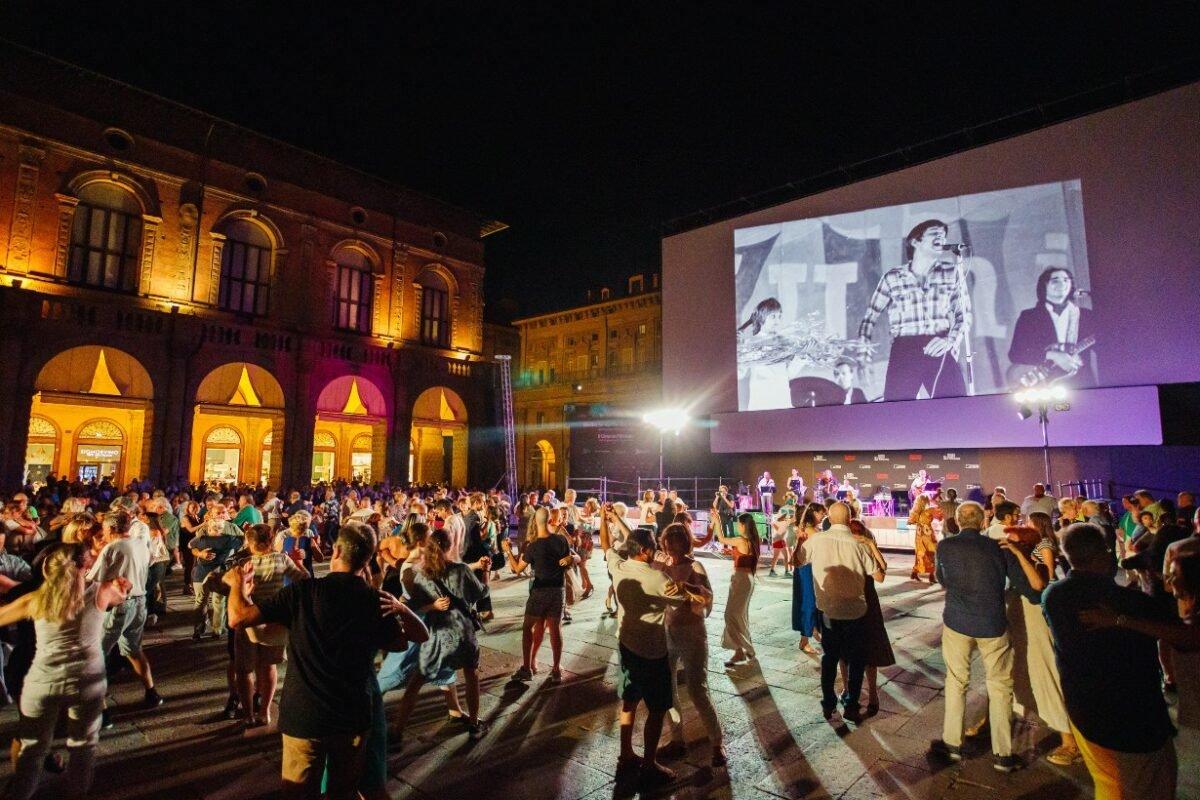볼로냐 에스타테 축제 현수막
