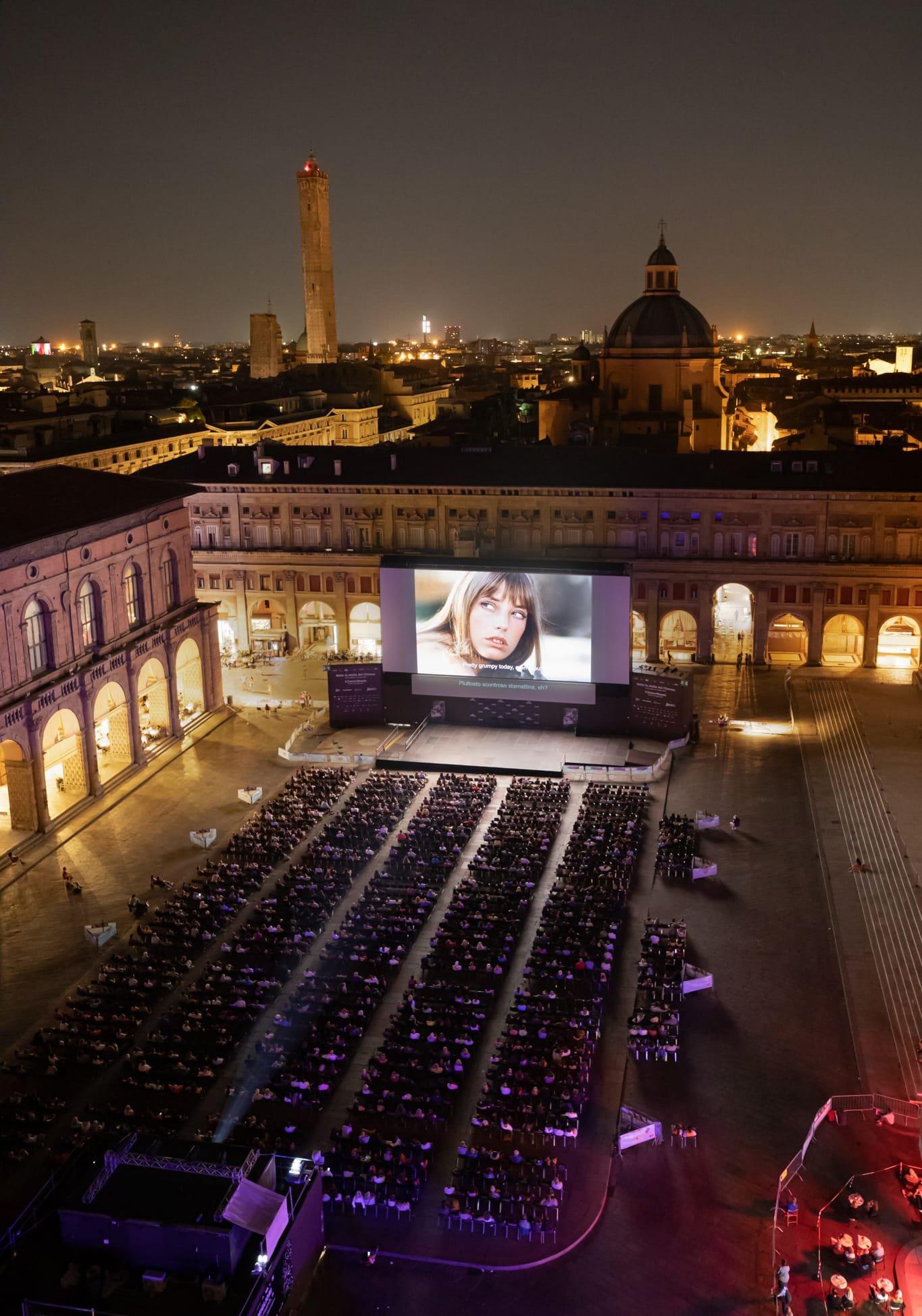 마조레 광장 야외 영화 상영