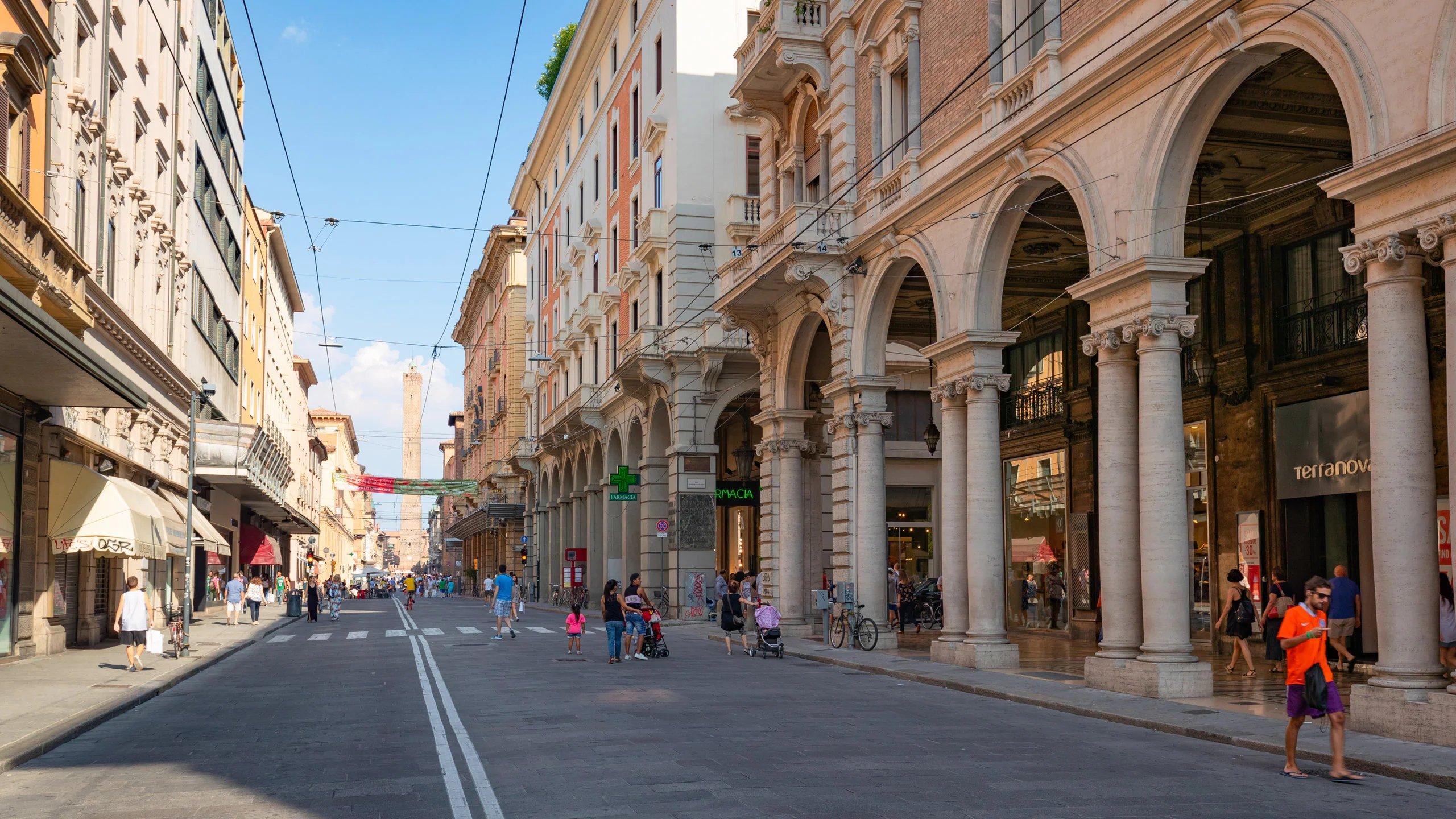 🛍️ 인디펜덴차 거리 (비아 델린디펜덴차)