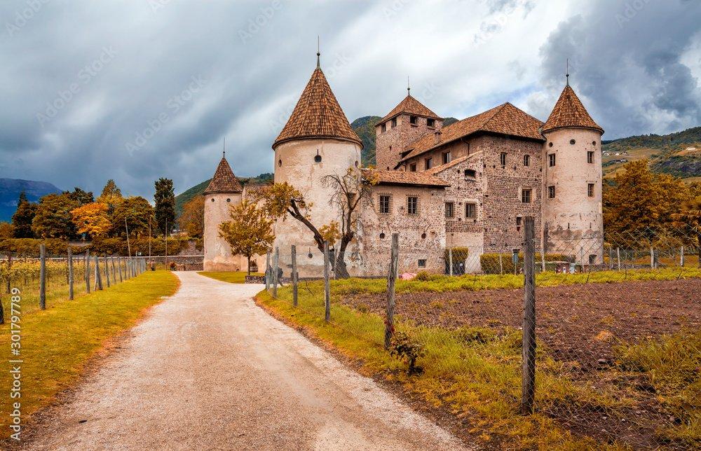 성곽 외부 및 탑 근처