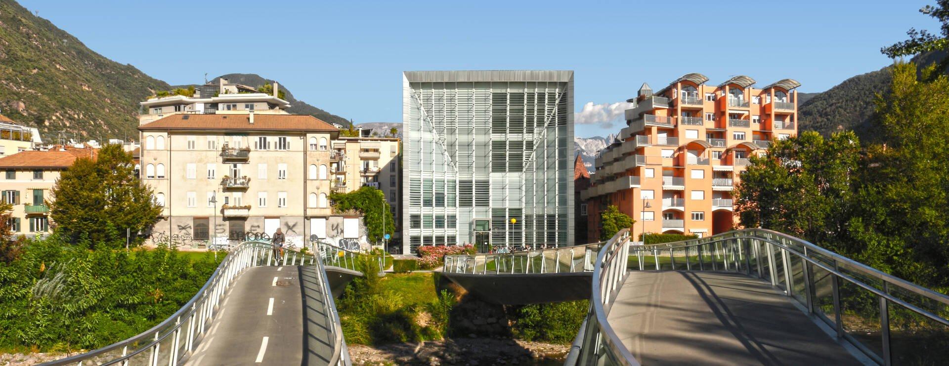 미술관 전면 파사드 (탈페라 강 방향)