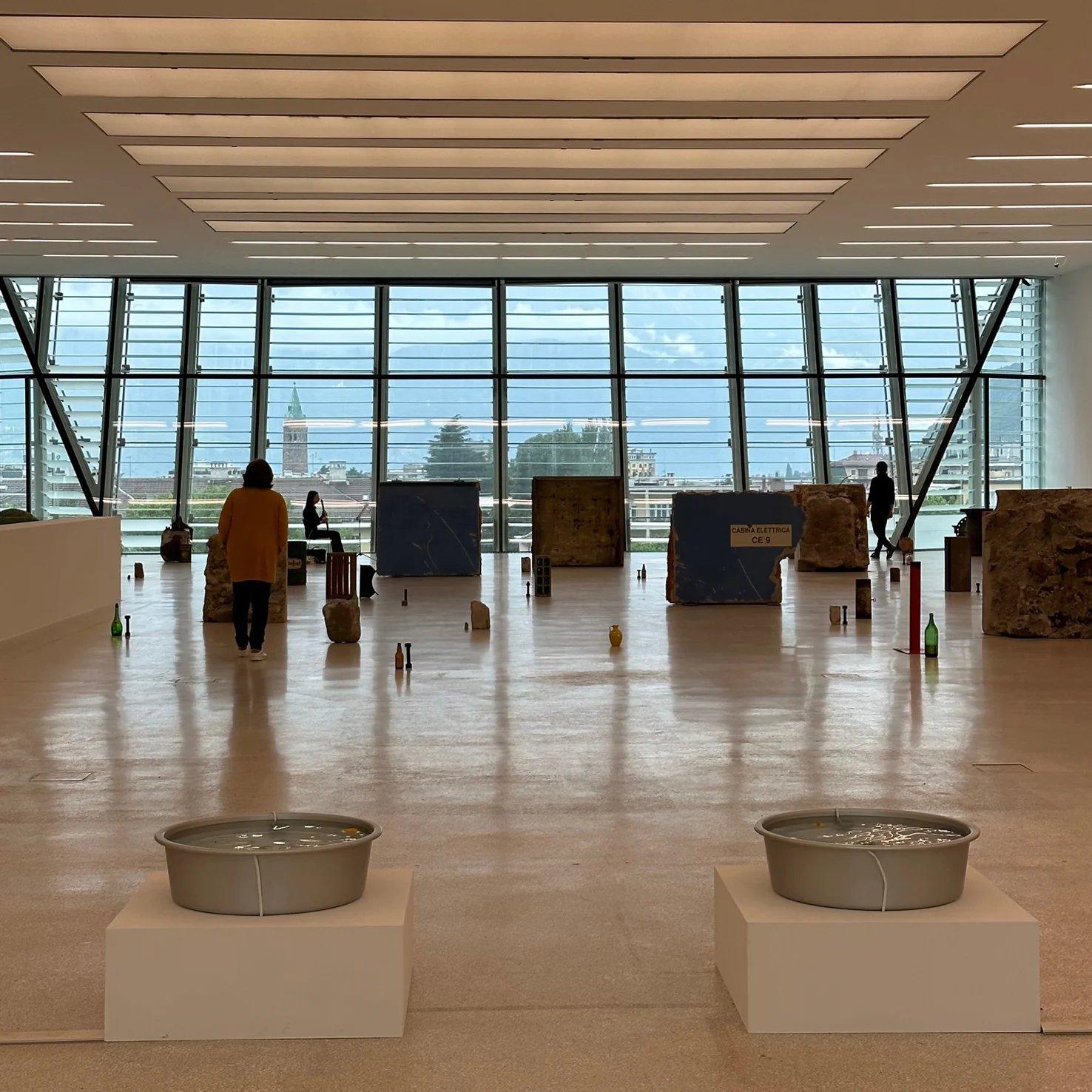 미술관 내부 계단 또는 개방형 통로