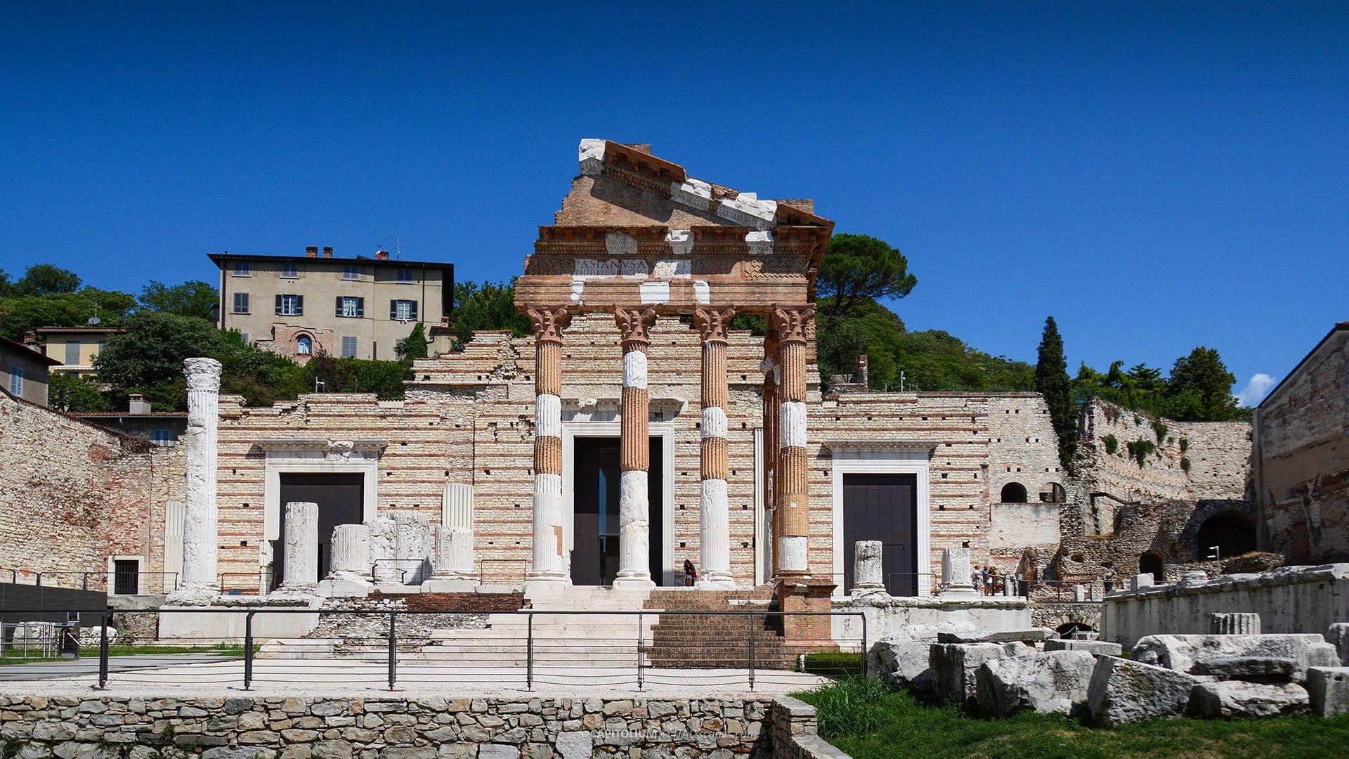 신전 정면 (코린트식 기둥)