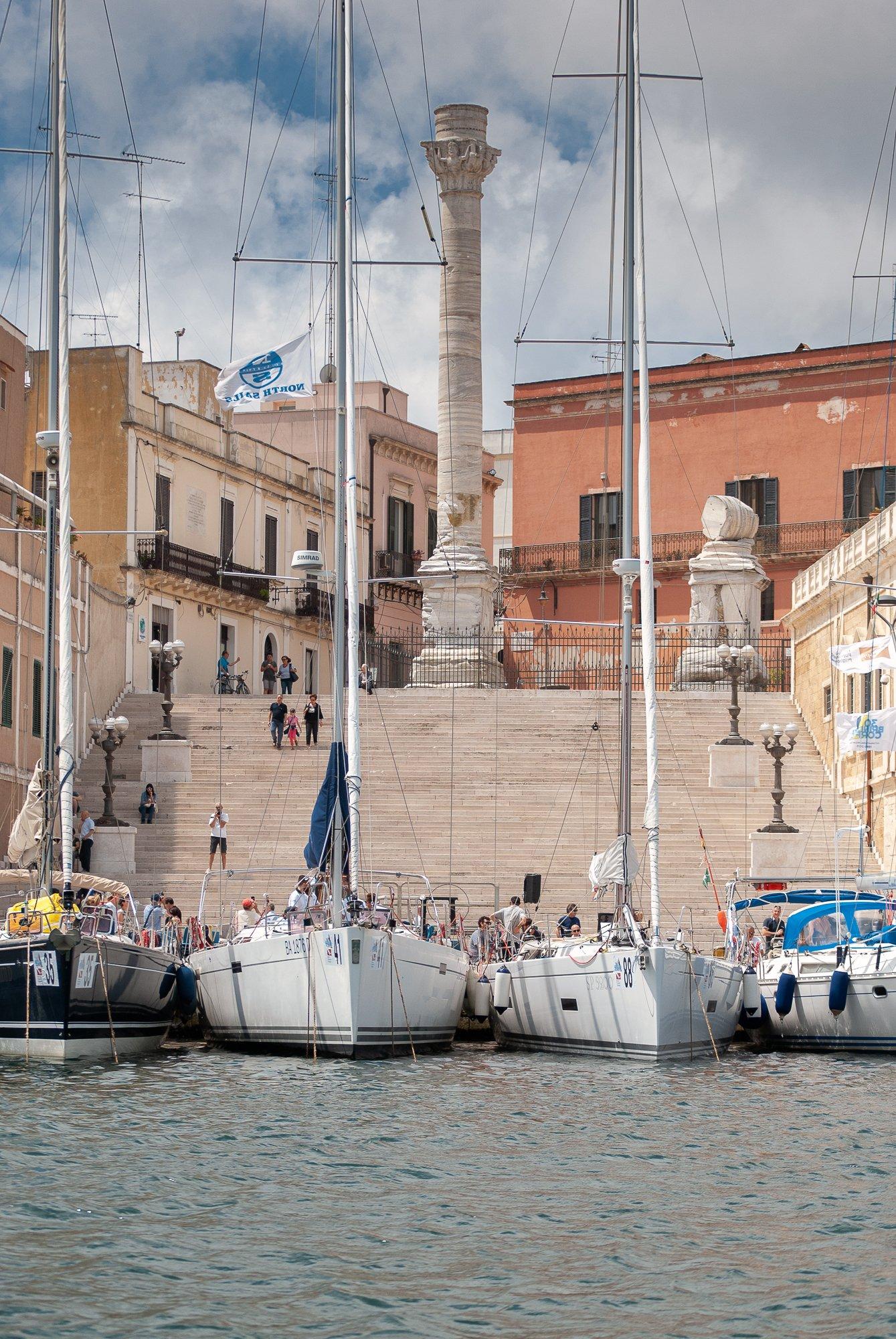 로마 원주와 항구 배경