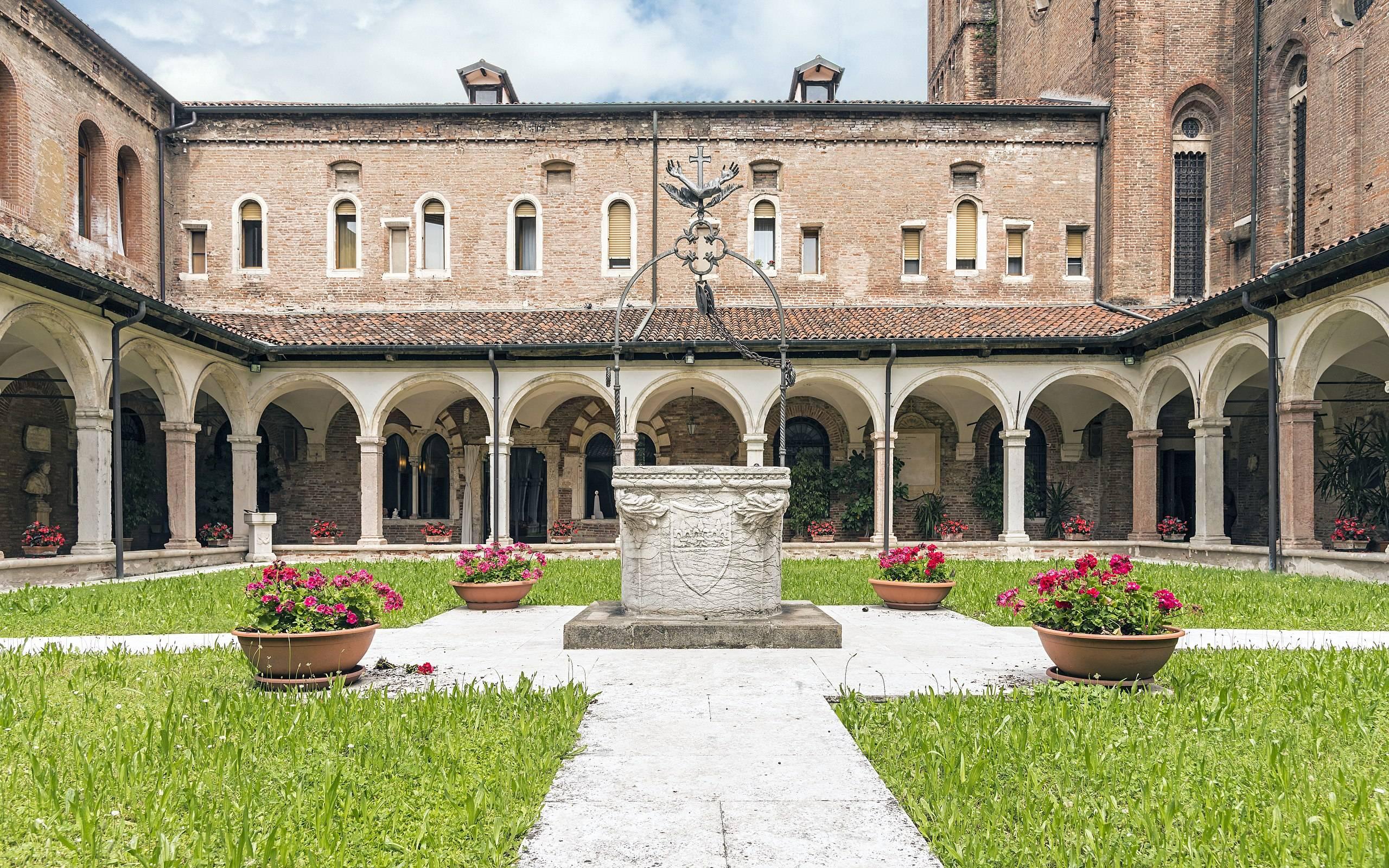 회랑의 아치와 중앙 우물