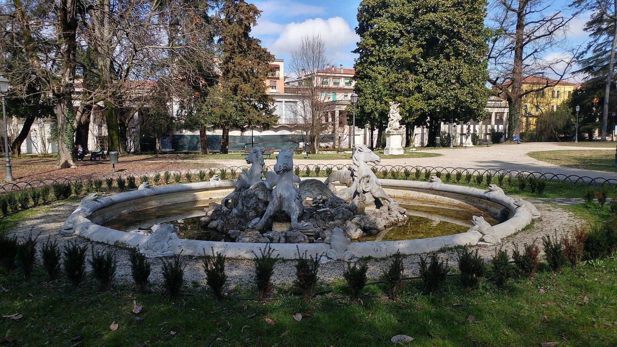 정원 내 조각상과 고목