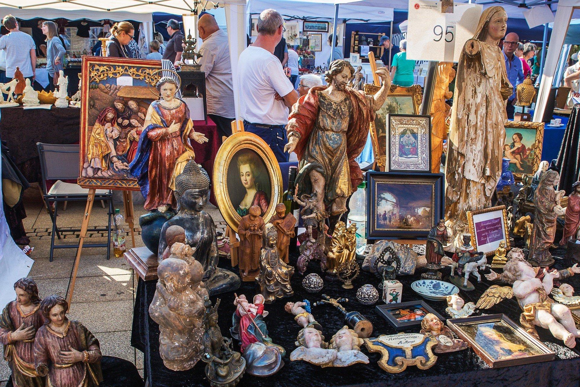 캄포 마르초 공원의 골동품 시장