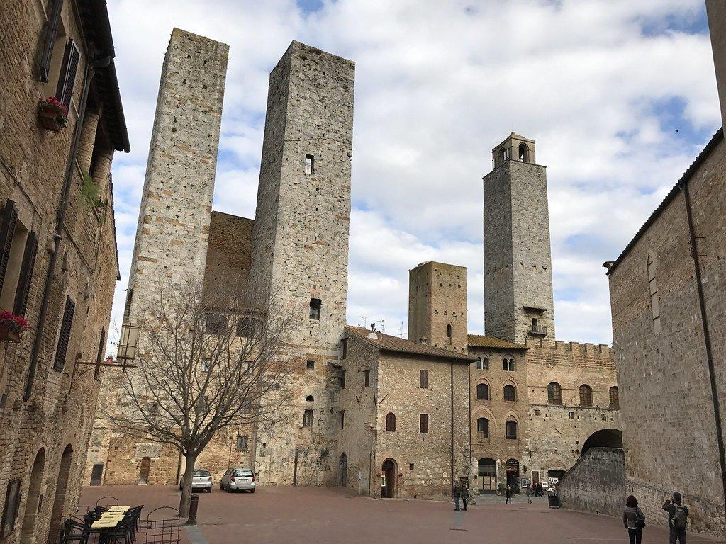 광장 가장자리에서 올려다보는 탑들