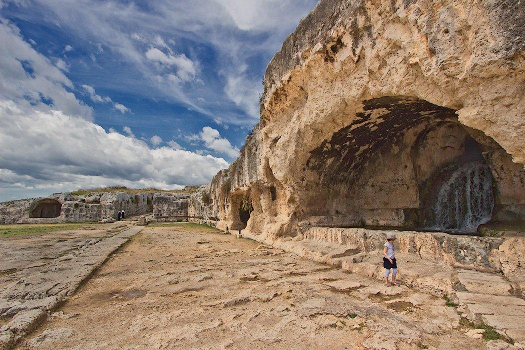 극장 위 님페움 동굴 근처
