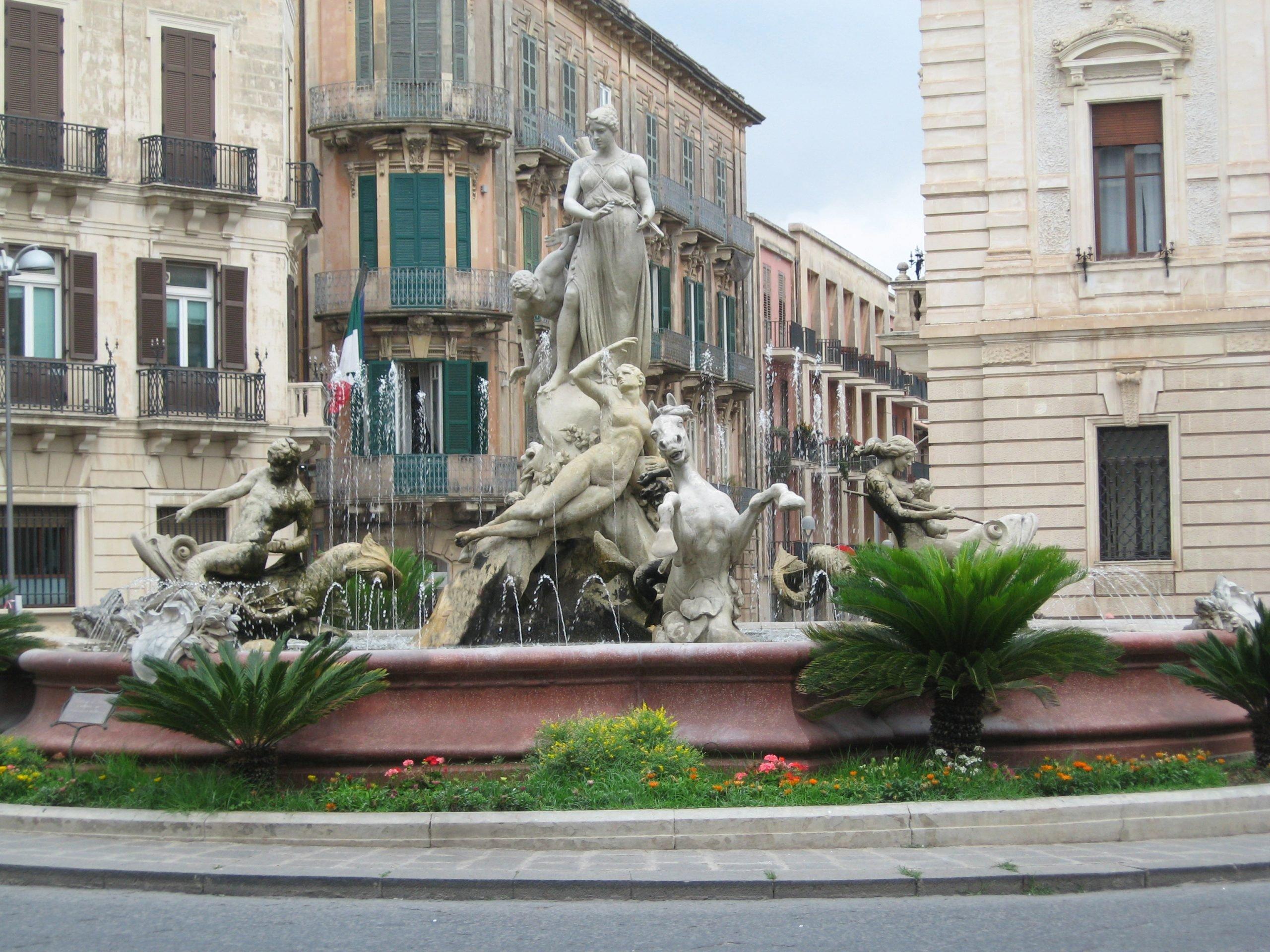 분수 측면 조각 디테일