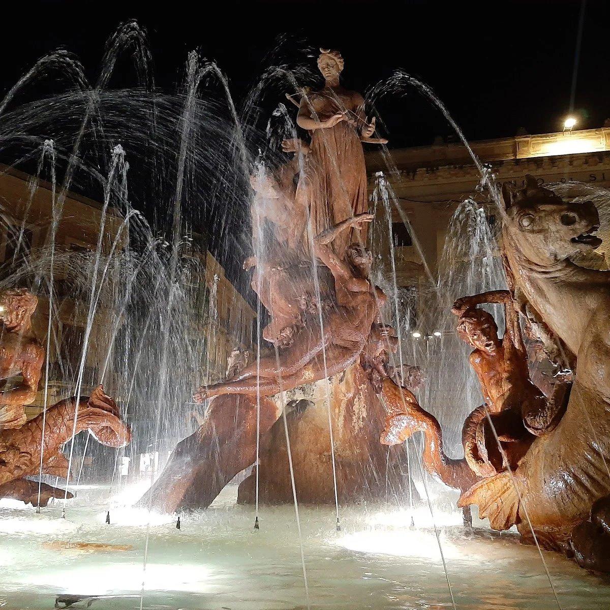 야간 조명과 함께하는 분수