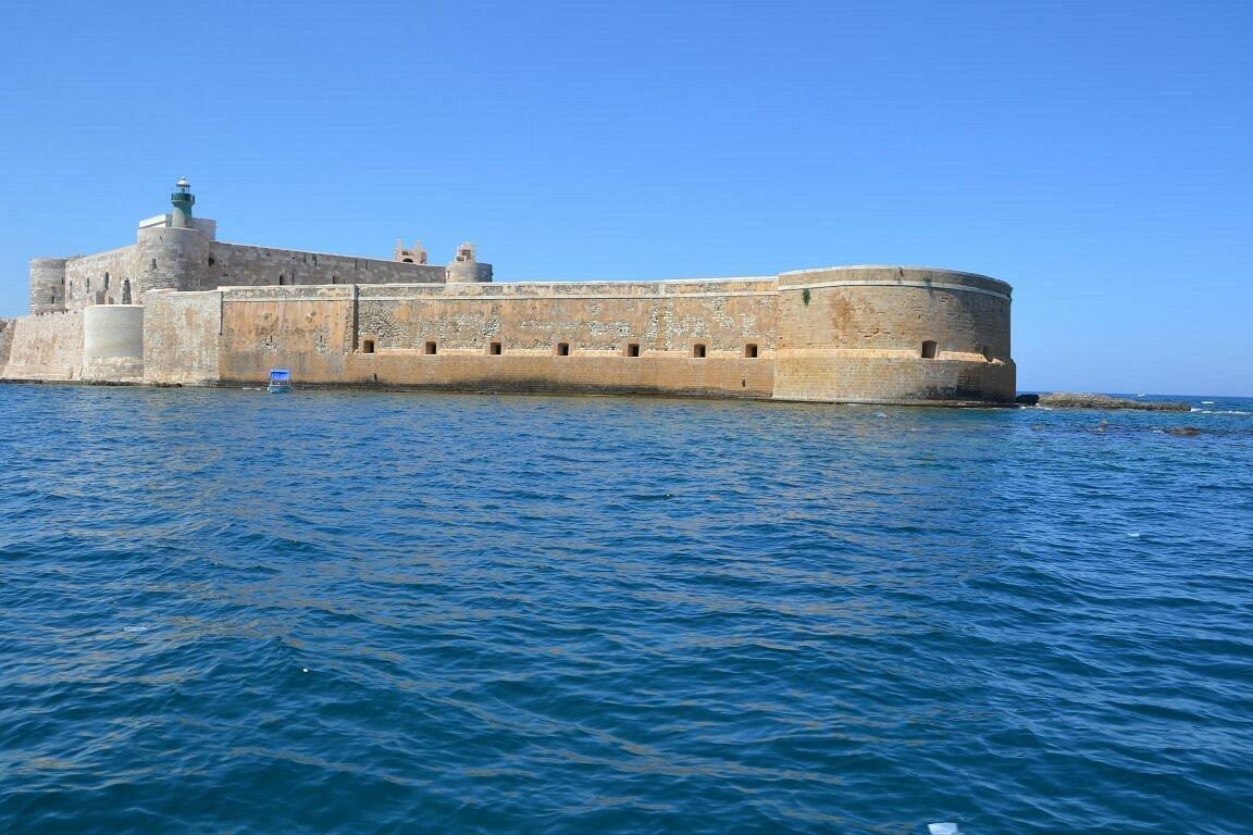 성벽 위에서 바라보는 바다와 항구