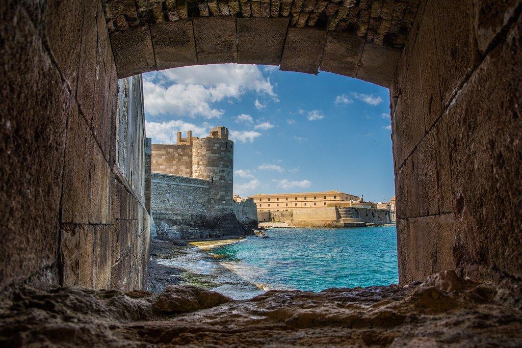 고풍스러운 성의 창문 프레임