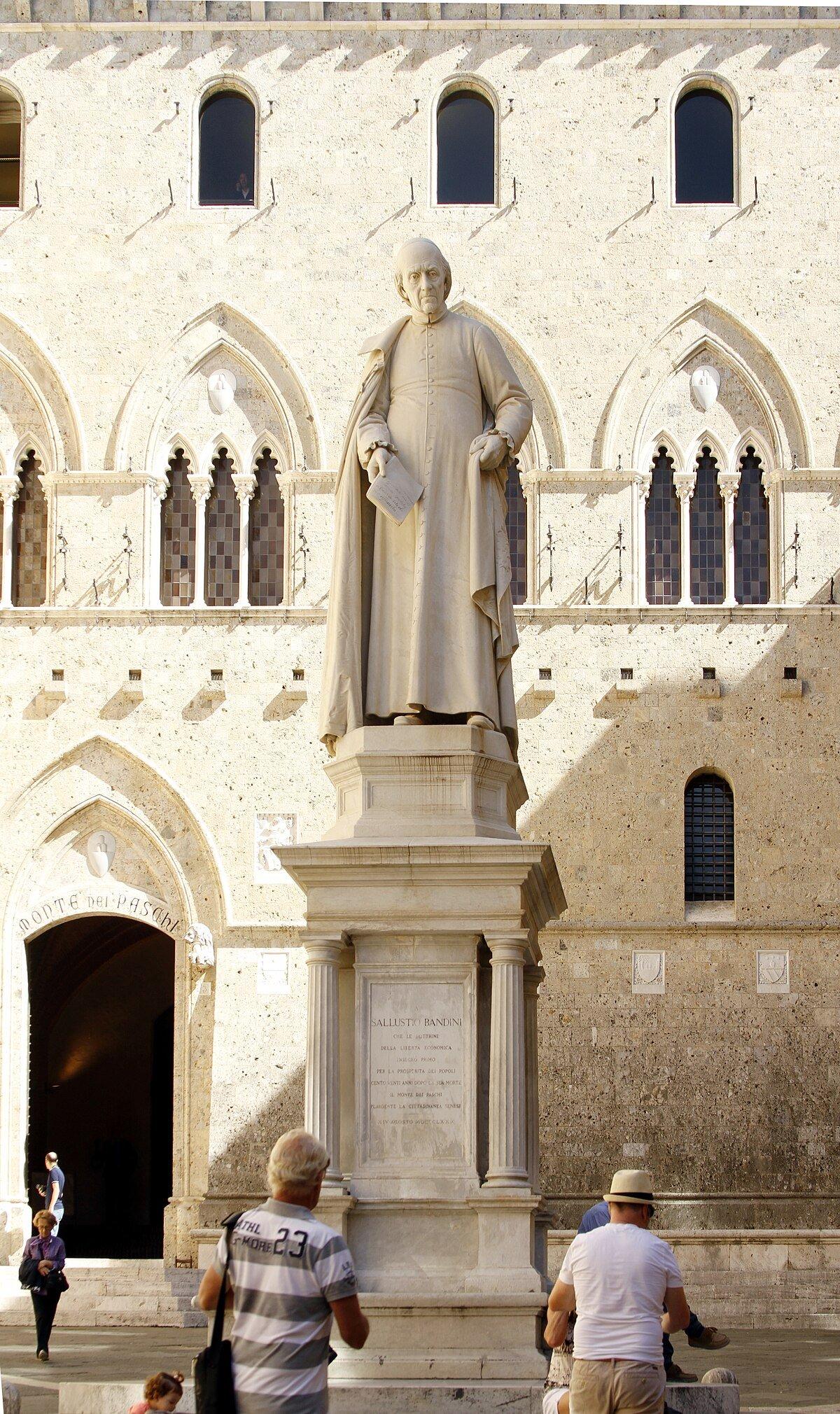 살루스티오 반디니 동상과 함께 궁전 배경