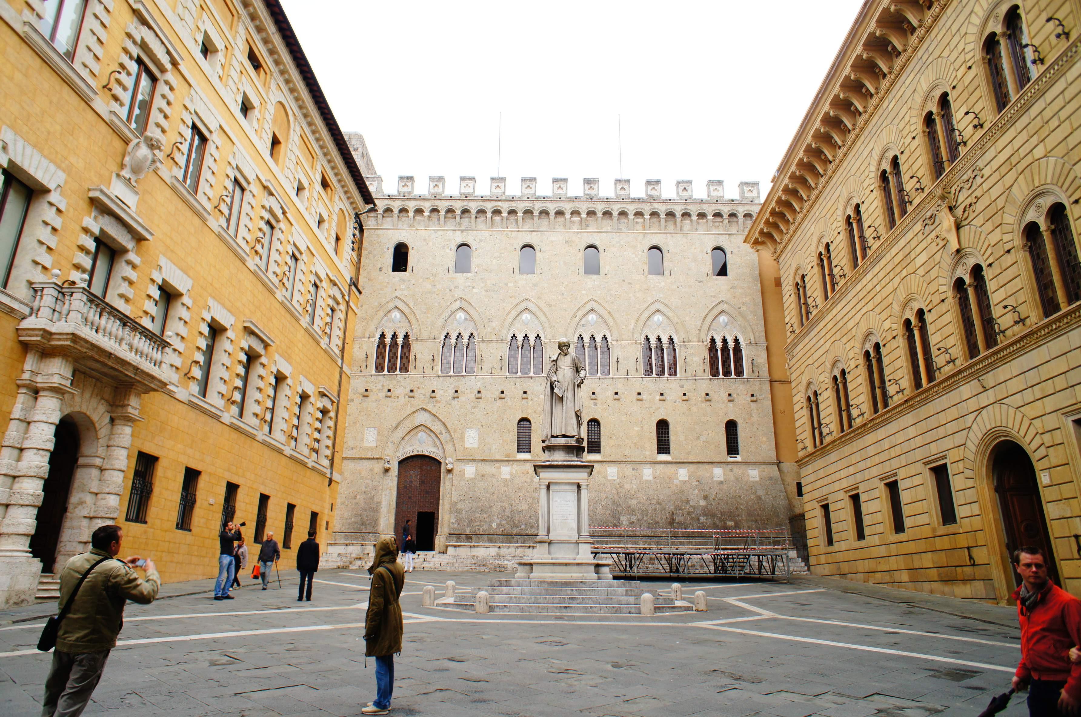 광장 측면에서 바라본 궁전과 주변 건물들