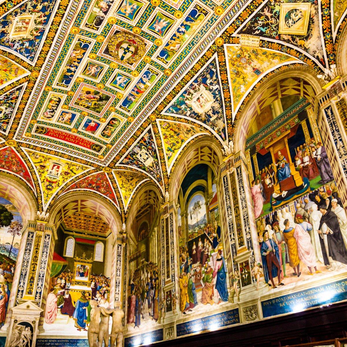 문 안쪽에서 비아 카몰리아 방향