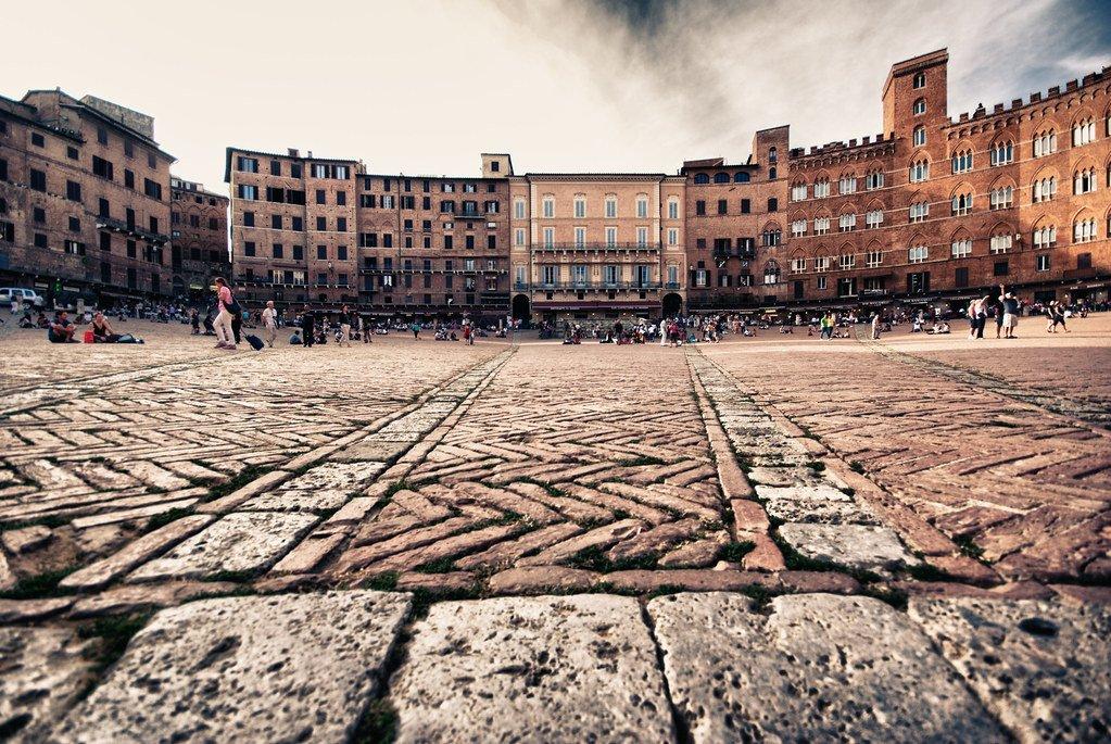 광장 중앙 바닥 (푸블리코 궁전 방향)