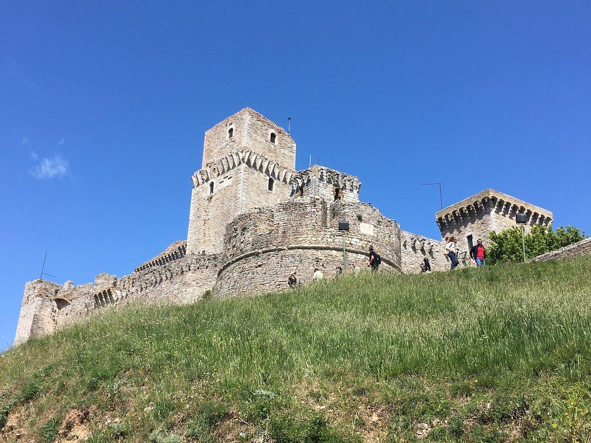 요새 외부 잔디밭 또는 입구 근처 (움브리아 평원 방향)