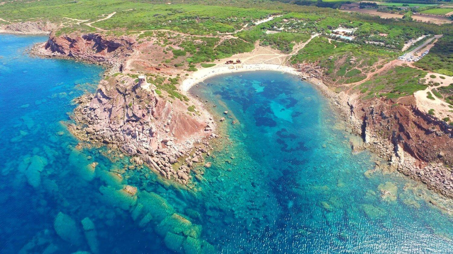 해변과 맑은 바닷물