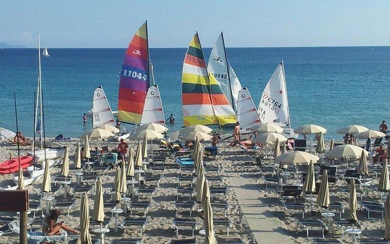 🏖️ J&B 르 봄바르데 해변 클럽 (J&B Le Bombarde Beach Club)