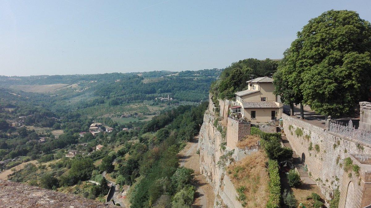 지하 동굴 진입로에서 바라보는 움브리아 계곡 전경