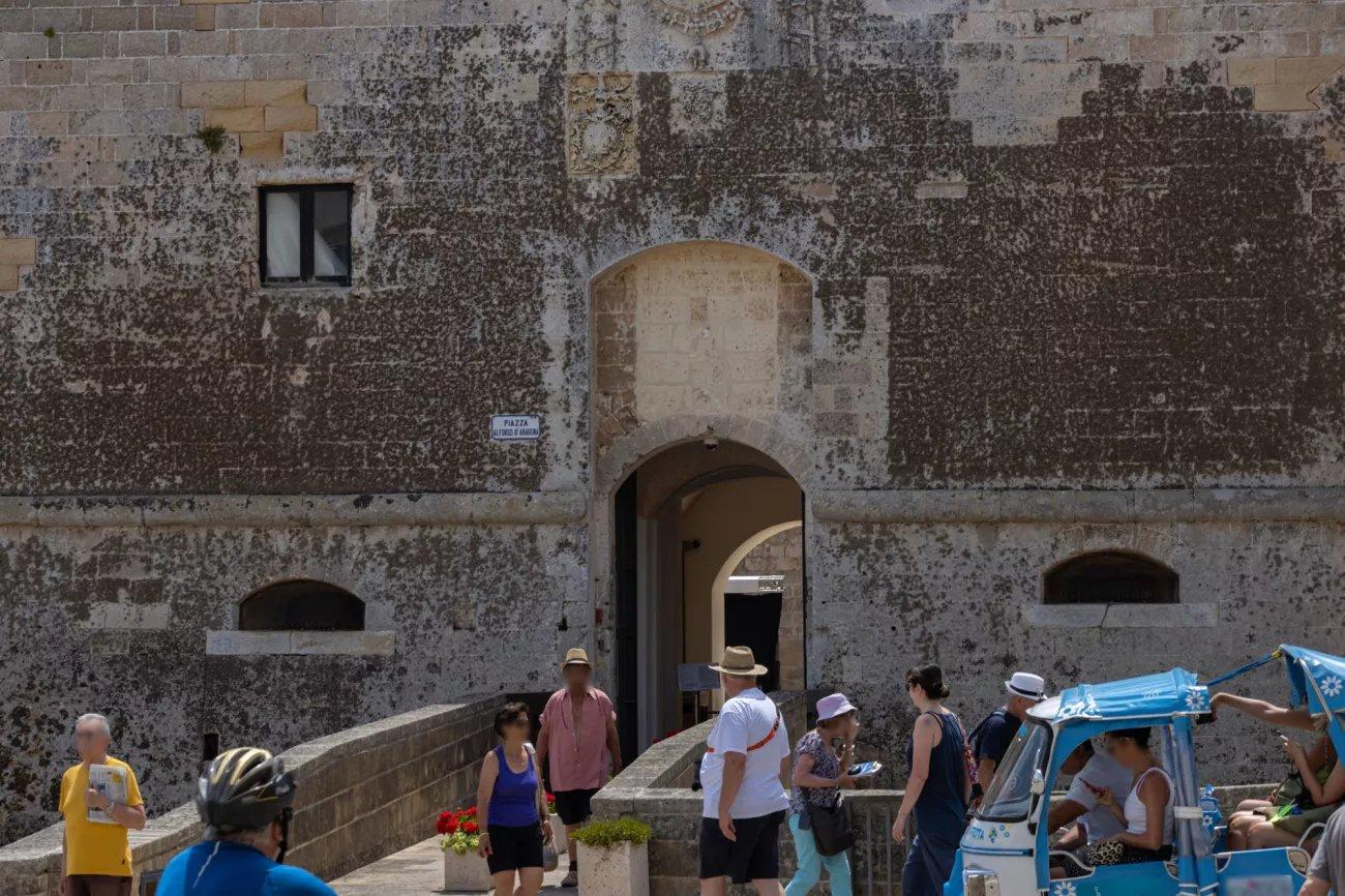 성벽 위 망루 (Punta di Diamante 방향)