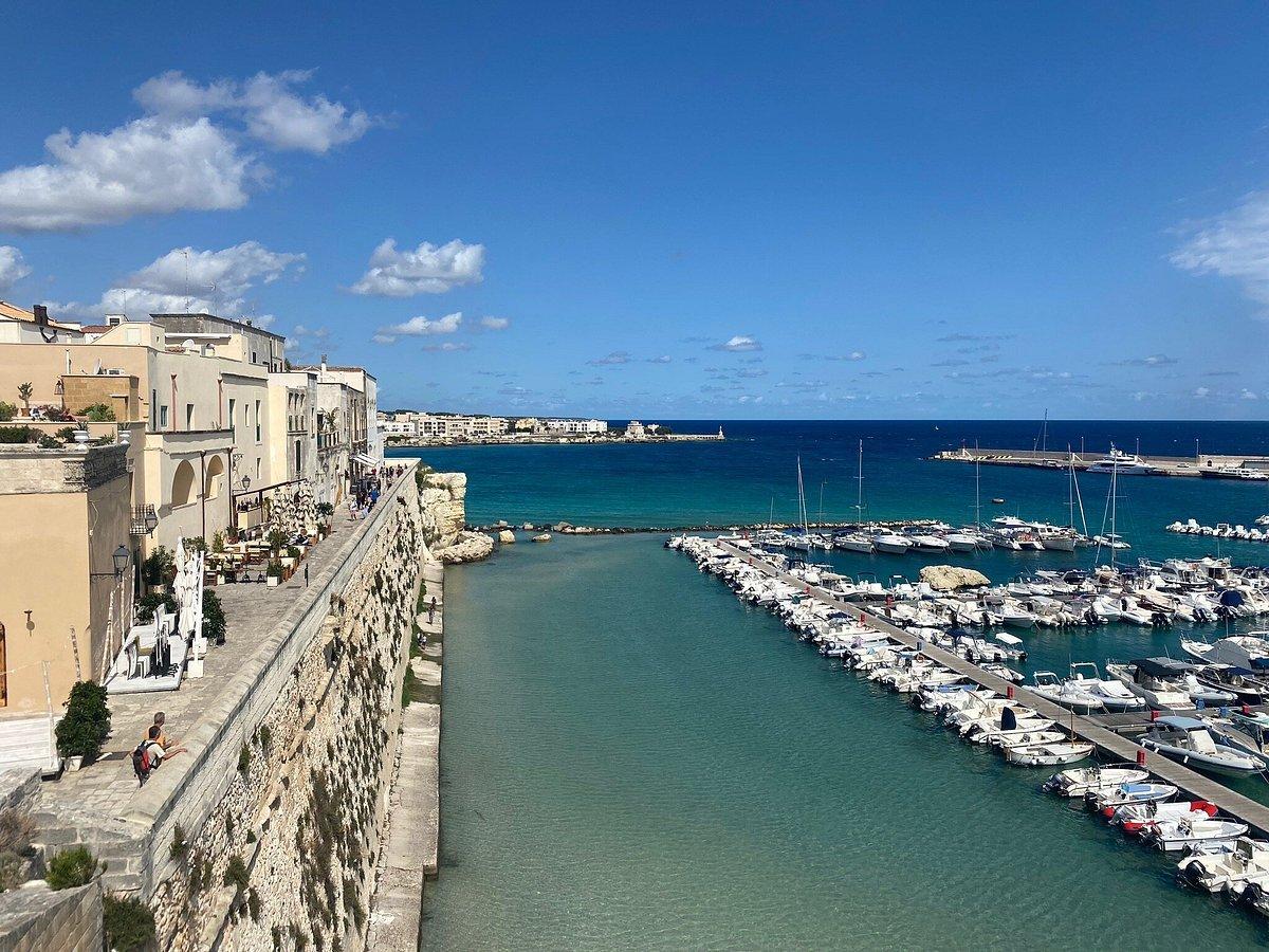 항구 해안 산책로 (Lungomare degli Eroi)