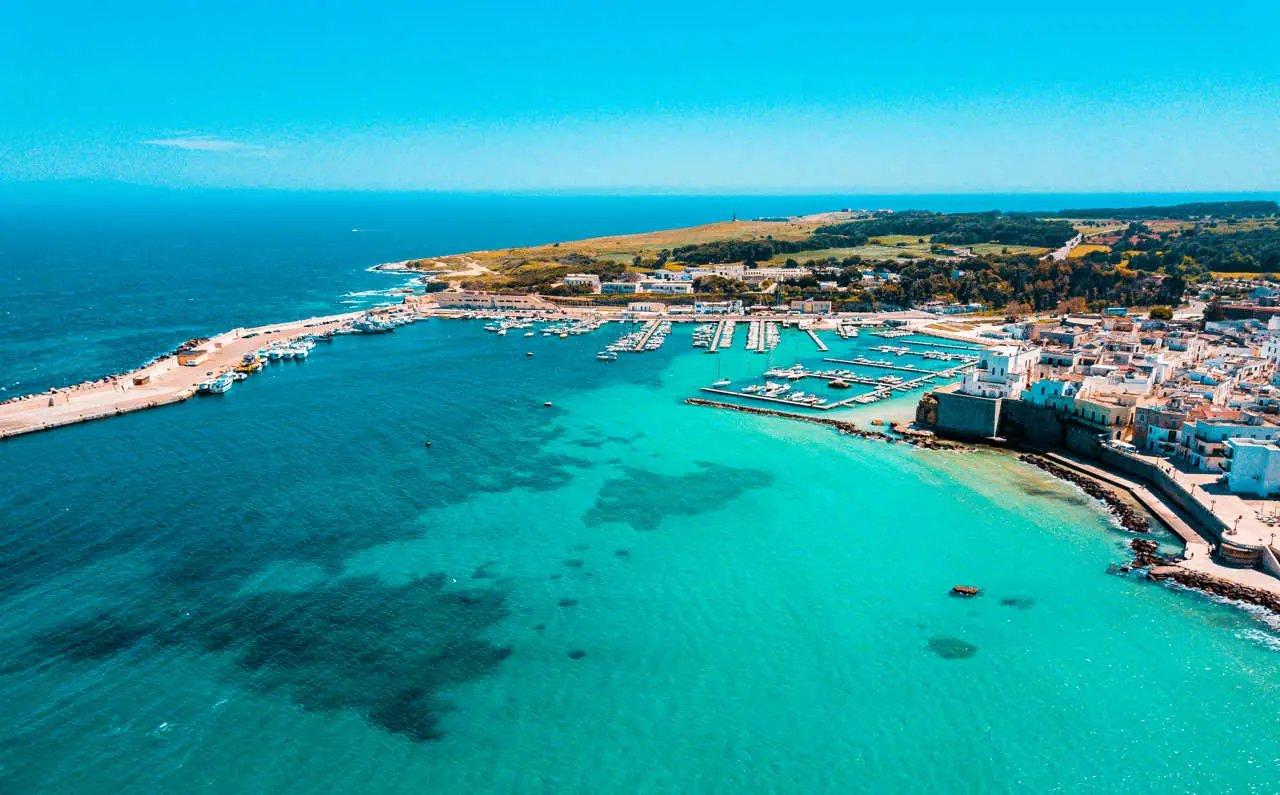 항구 옆 작은 해변 (Spiaggetta del porto turistico)