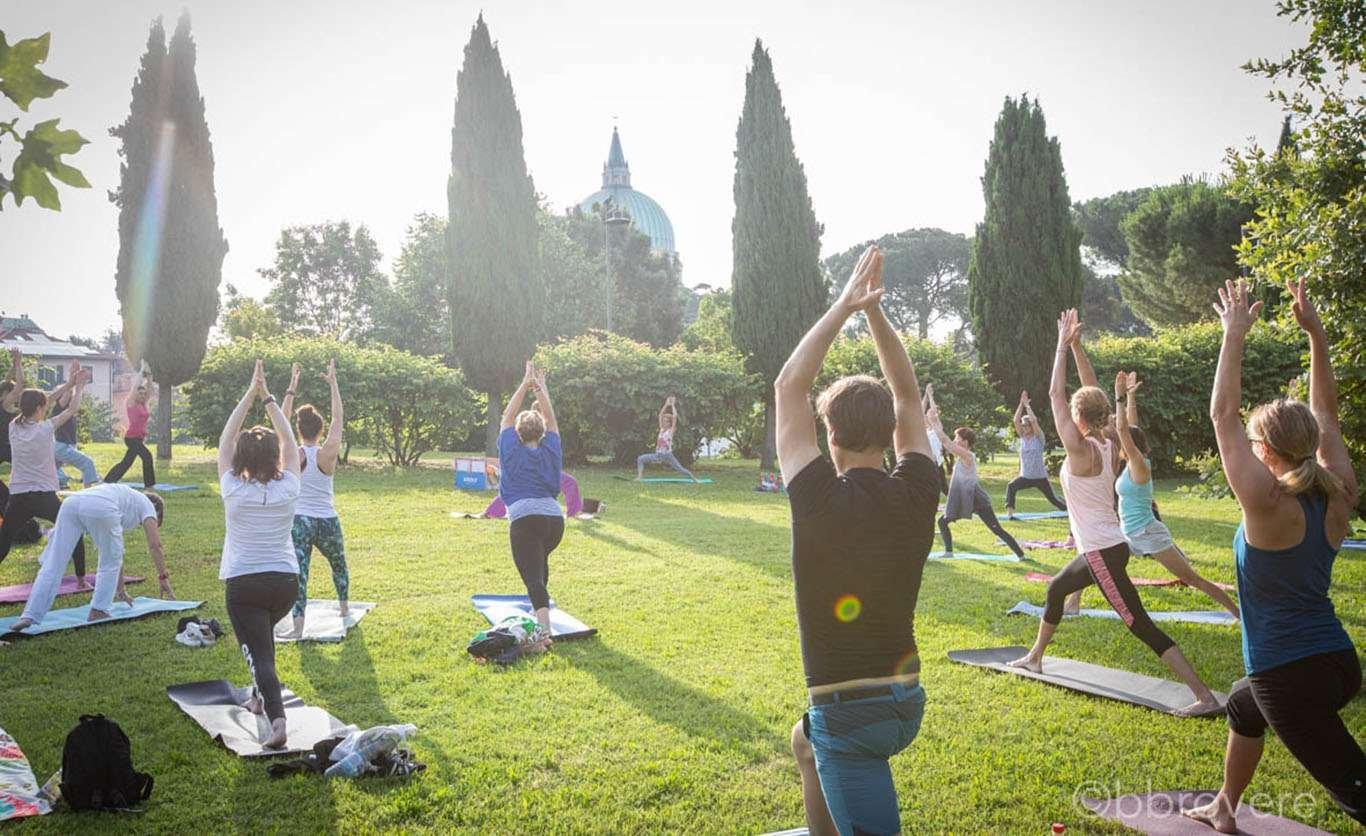 공원에서 요가하는 사람들