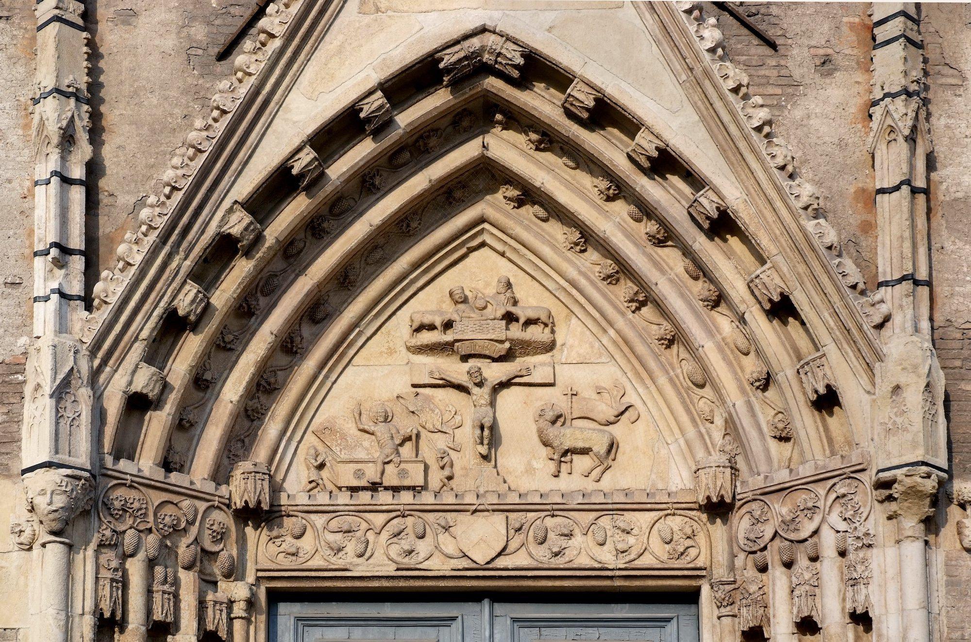 '구원의 문' 또는 '대관식의 문' 앞