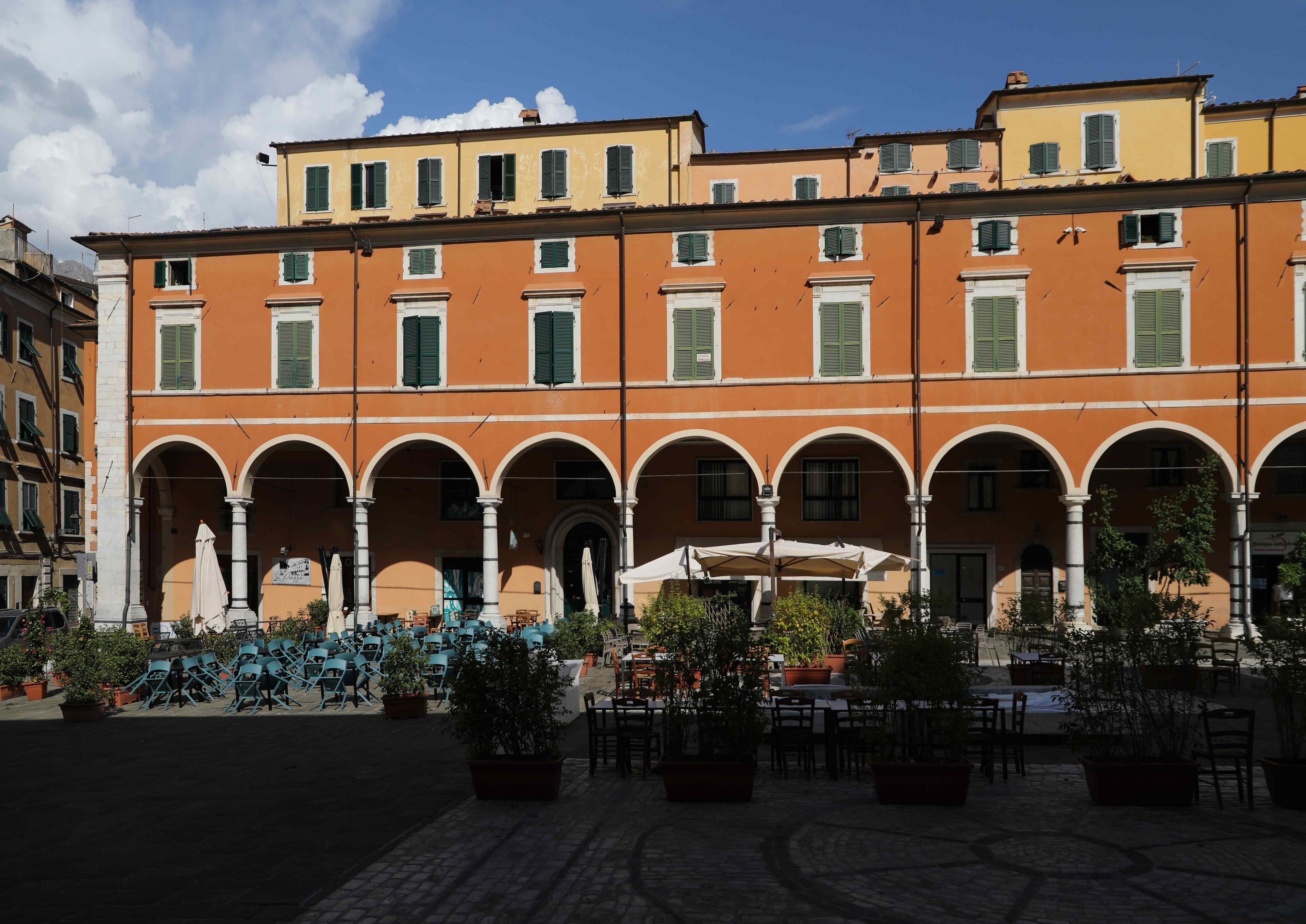 팔라초 델레 로제 아치 너머 광장 풍경