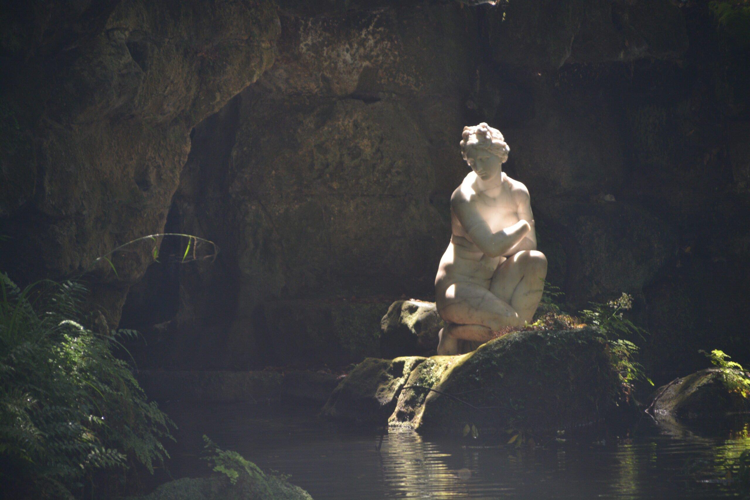 비너스 조각상 정면 (호수 건너편)