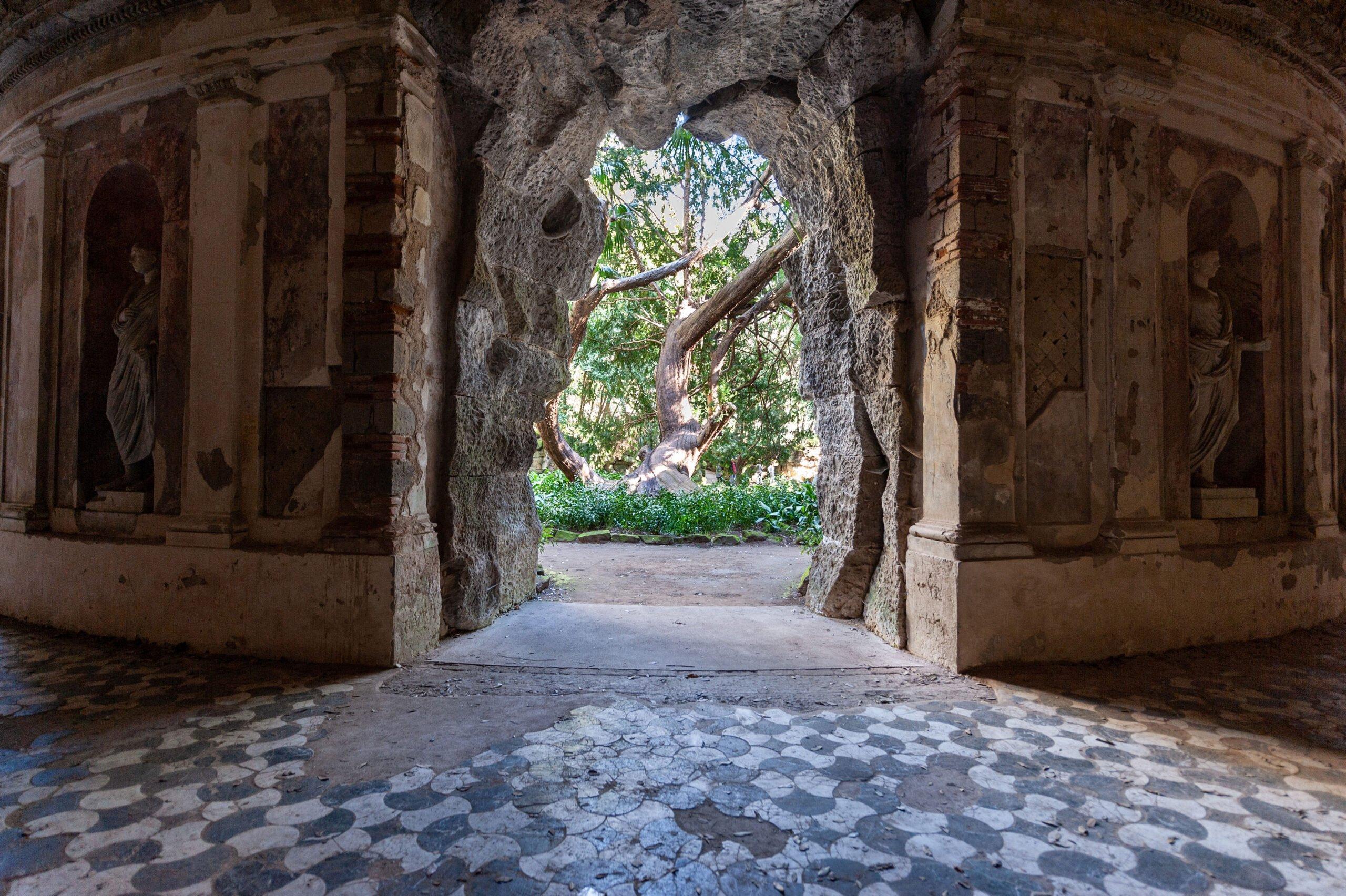 크립토포르티코 입구 및 내부