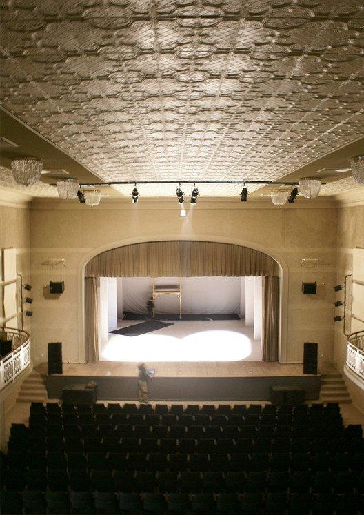 극장 내부 중앙 홀 (객석 배경)